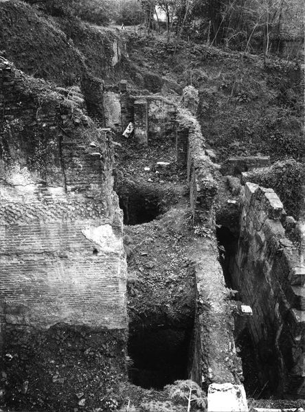 015484 - monumento - Foro Romano, Horrea Hagrippiana, veduta delle strutture sul lato sud orientale e del versante occidentale del Velabro (marzo 1972); neg. serie 9x12, n. 1157
