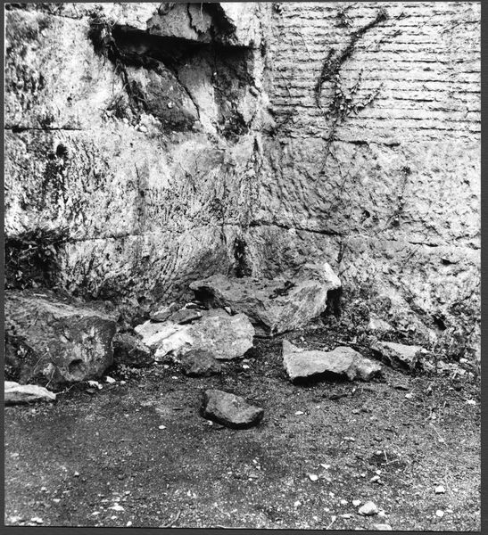 015489 - monumento - Foro Romano, Horrea Hagrippiana, particolare dello sfaldamento di un blocco di tufo (agosto 1972); FILM n. 247/12