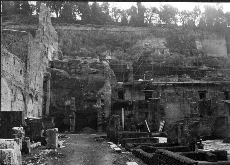 015491 - monumento - Foro Romano, Horrea Hagrippiana, veduta generale con vista del versante occidentale del Velabro durante un restauro; senza negativo