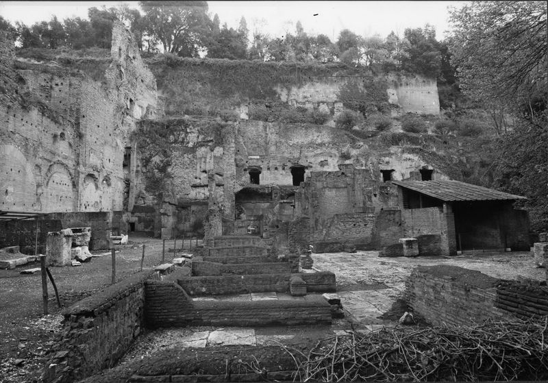 015504 - restauro - Foro Romano, Horrea Agrippiana, restauro delle murature sud occidentali del c.d. Tempio di Augusto e delle pareti davanti agli Horrea (1975); senza negativo