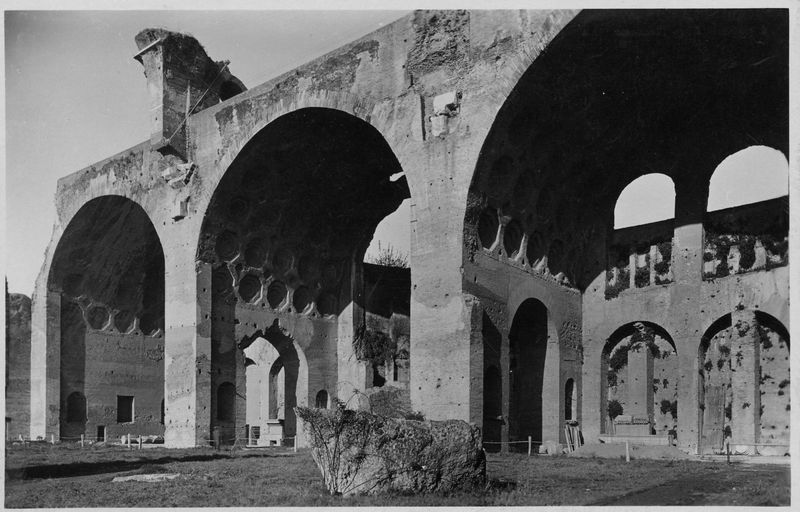 011078 - monumento - Foro Romano, Basilica di Massenzio, veduta della parte interna; senza negativo