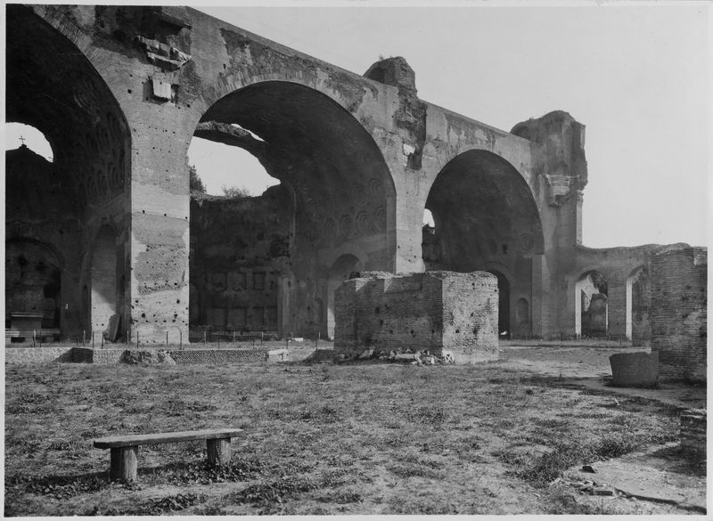 011083 - monumento - Foro Romano, Basilica di Massenzio, veduta della parte interna (ottobre 1929)