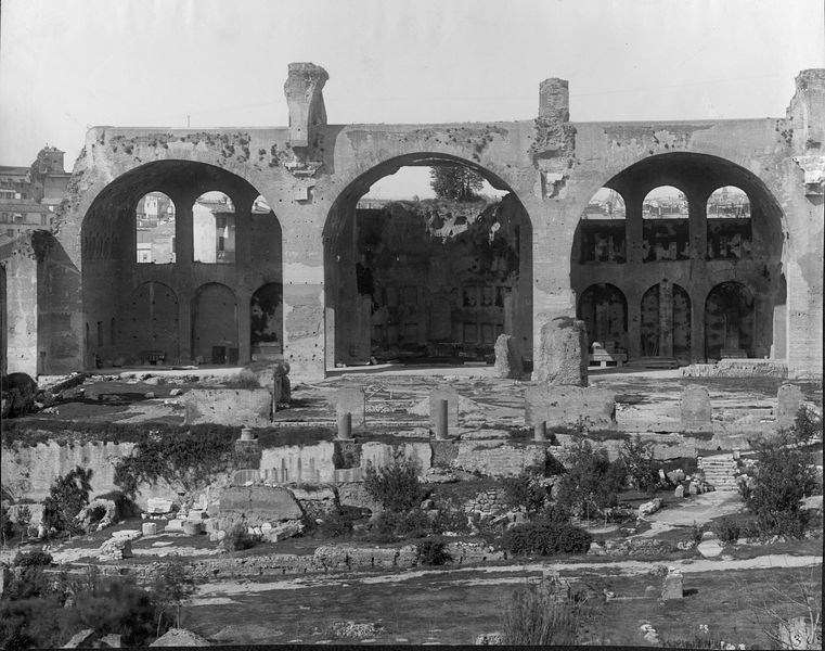 011082 - monumento - Foro Romano, Basilica di Massenzio vista da sud agli inizi del XX secolo; neg. serie C, img. n. 362