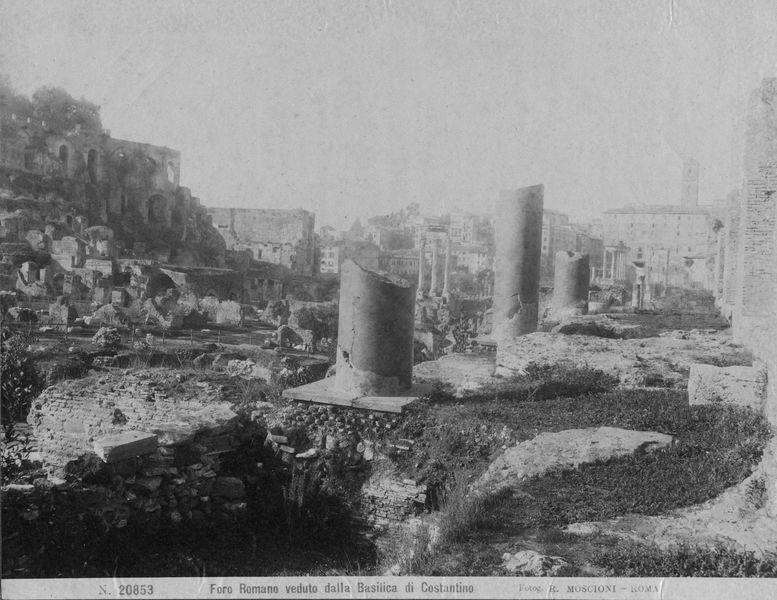 011084 - monumento - Foro Romano, Basilica di Massenzio, particolare delle colonne dell'ingresso sulla via Sacra; senza negativo