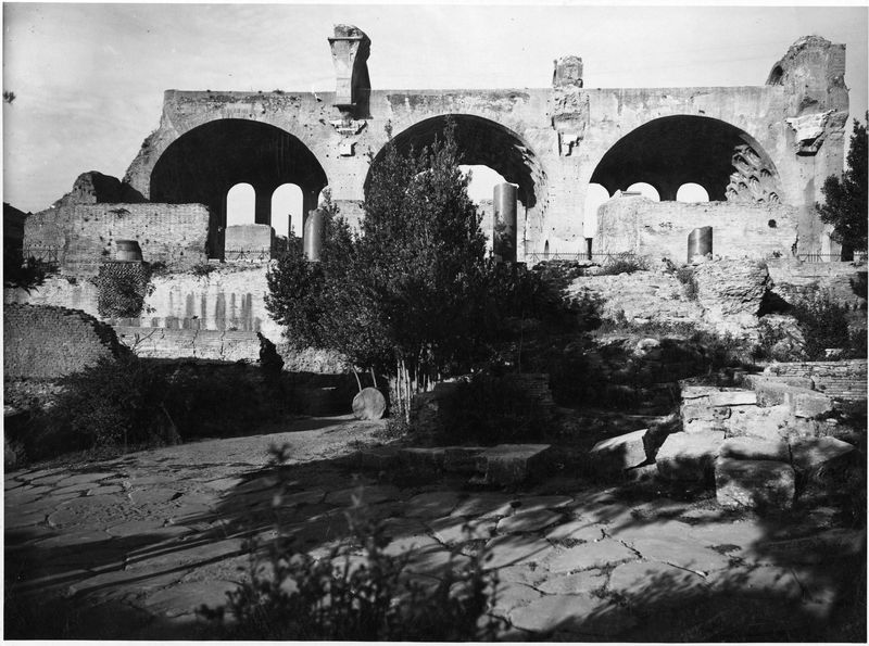 011090 - monumento - Foro Romano, Basilica di Massenzio vista da sud nell'anno 1939 (14/10/1939); neg. serie E, n. 1244