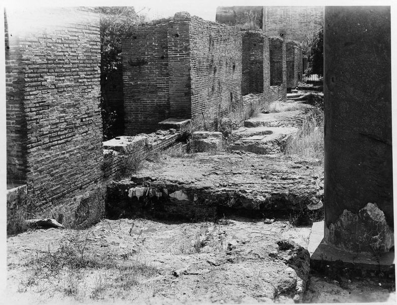011093 - monumento - Foro Romano, Basilica di Massenzio, murature del fronte sulla Via Sacra; neg. serie E, n. 2385