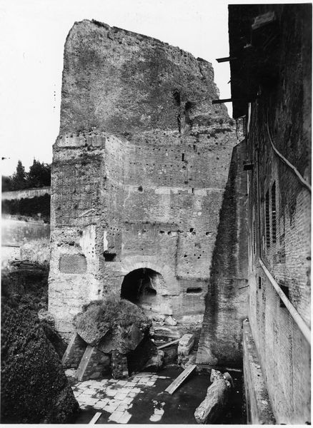 011106 - monumento - Foro Romano, Basilica di Massenzio, l'angolo settentrionale con l'Arcus Latronis e frammento di volta caduto; neg. serie E, n. 107 (FILM 1495)