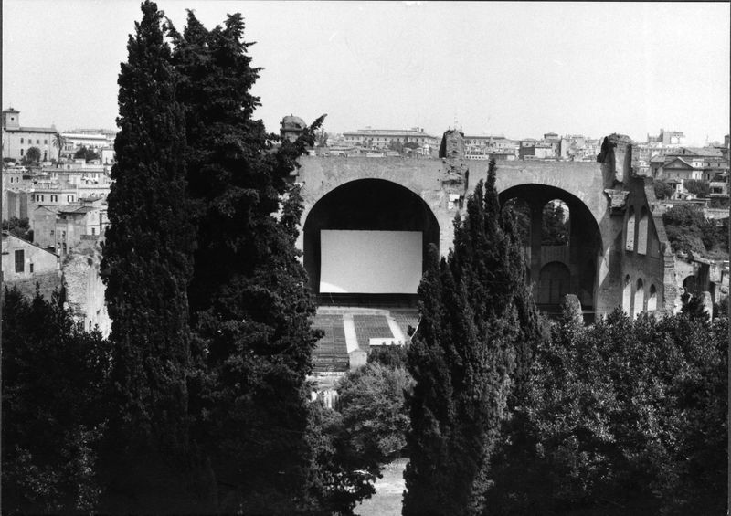 011112 - monumento - Foro Romano, Basilica di Massenzio, stato del monumento (ultima manifestazione Massenzio Cinema 1979-80), veduta dal Palatino; senza negativo