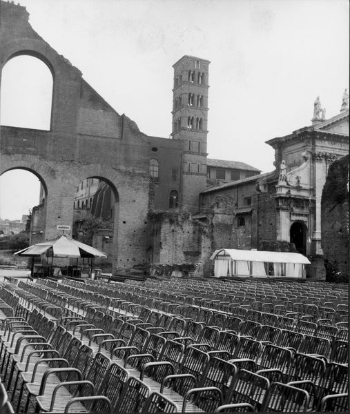 011114 - monumento - Foro Romano, Basilica di Massenzio, stato del monumento (ultima manifestazione Massenzio Cinema 1979-80), i sedili; senza negativo