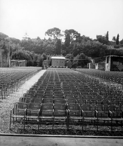 011115 - monumento - Foro Romano, Basilica di Massenzio, stato del monumento (ultima manifestazione Massenzio Cinema 1979-80), i sedili con in secondo piano la basilica di S. Francesca Romana; senza negativo