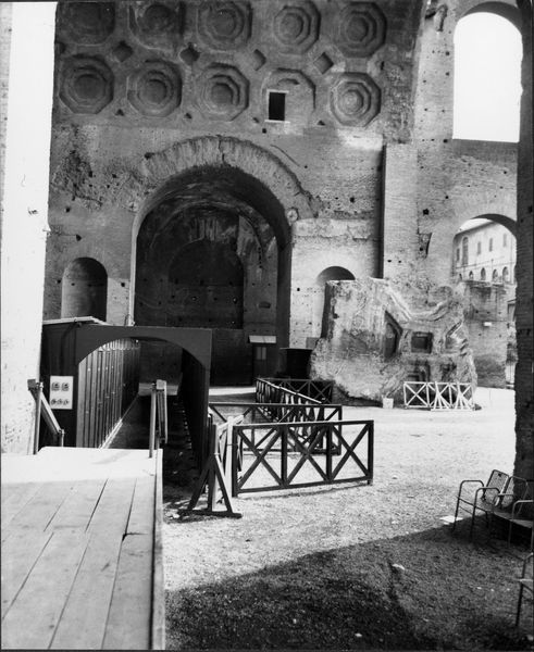 011116 - monumento - Foro Romano, Basilica di Massenzio, stato del monumento (ultima manifestazione Massenzio Cinema 1979-80), allestimento interno; senza negativo