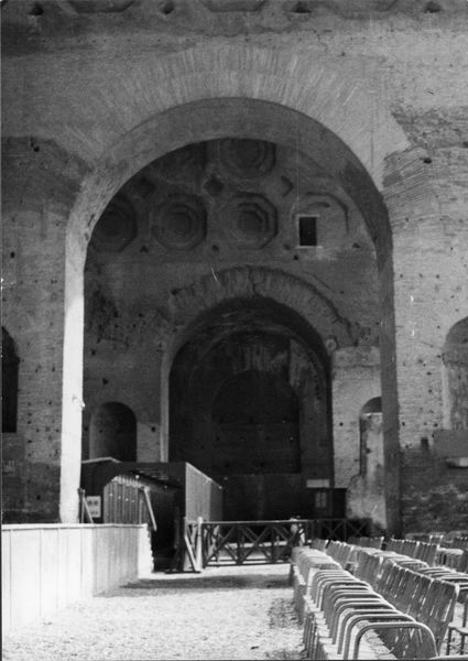 011117 - monumento - Foro Romano, Basilica di Massenzio, stato del monumento (ultima manifestazione Massenzio Cinema 1979-80), gli archi interni tra le absidi; senza negativo