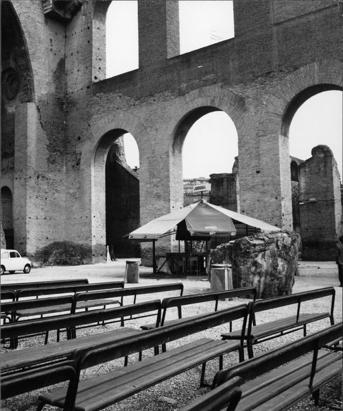 011121 - monumento - Foro Romano, Basilica di Massenzio, stato del monumento (ultima manifestazione Massenzio Cinema 1979-80), allestimento; senza negativo