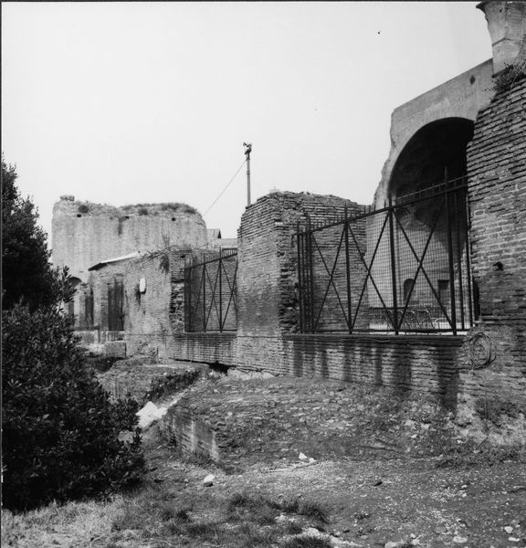 011122 - monumento - Foro Romano, Basilica di Massenzio, stato del monumento (ultima manifestazione Massenzio Cinema 1979-80), murature sul fronte meridionale; senza negativo