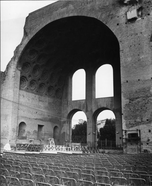 011124 - monumento - Foro Romano, Basilica di Massenzio, stato del monumento (ultima manifestazione Massenzio Cinema 1979-80), allestimento; senza negativo