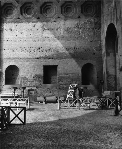 011125 - monumento - Foro Romano, Basilica di Massenzio, stato del monumento (ultima manifestazione Massenzio Cinema 1979-80), allestimento; senza negativo