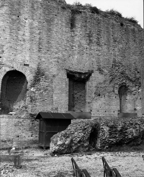 011126 - monumento - Foro Romano, Basilica di Massenzio, stato del monumento (ultima manifestazione Massenzio Cinema 1979-80), murature; senza negativo
