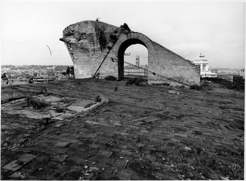 011130 - restauro - Foro Romano, Basilica di Massenzio, stato di conservazione dei tiranti metallici (foto eseguita con il braccio mobile, aprile '92); neg. serie 6x6, n. 18418-18407