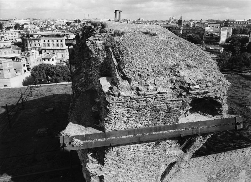 011131 - restauro - Foro Romano, Basilica di Massenzio, stato di conservazione dei tiranti metallici (foto eseguita con il braccio mobile, ottobre '94); neg. serie 6x6, n. 25018