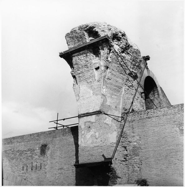 011136 - restauro - Foro Romano, Basilica di Massenzio, stato di conservazione dei tiranti metallici (foto eseguita con il braccio mobile, ottobre '94); neg. serie 6x6, n. 25031