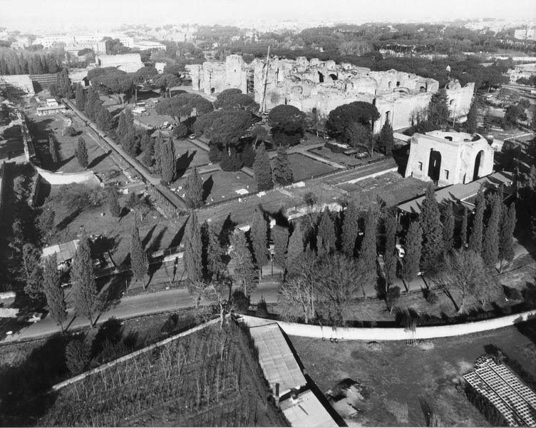 016252 - monumento - Roma, veduta aerea della zona delle Terme di Caracalla; FILM n. 1727