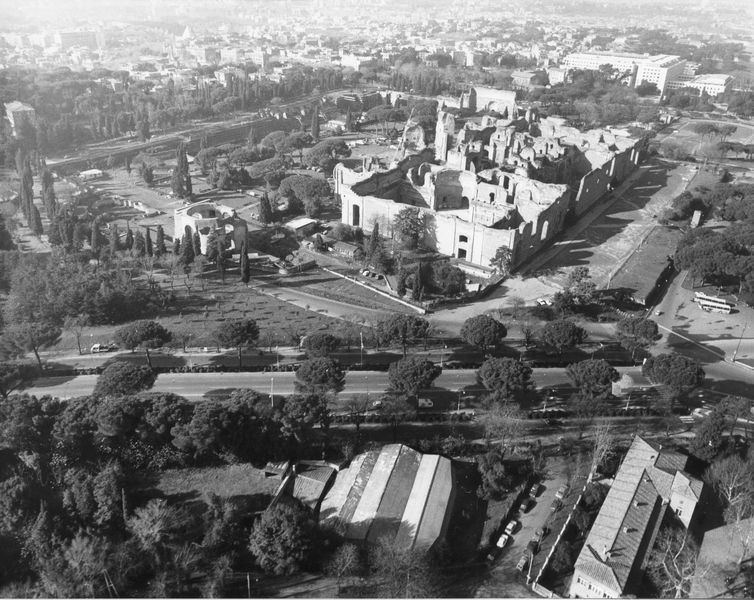 016254 - monumento - Roma, veduta aerea della zona delle Terme di Caracalla; FILM n. 1727