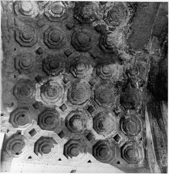 011154 - restauro - Foro Romano, Basilica di Massenzio, stato di conservazione degli stucchi nelle volte, particolare (foto eseguita con il braccio mobile, ottobre '94); neg. serie 6x6, n. 25395