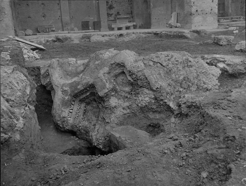 010558 - reperto - Foro Romano, frammento di Lacunari in stucco dal soffitto della Basilica di Massenzio; neg. serie C, n. 360