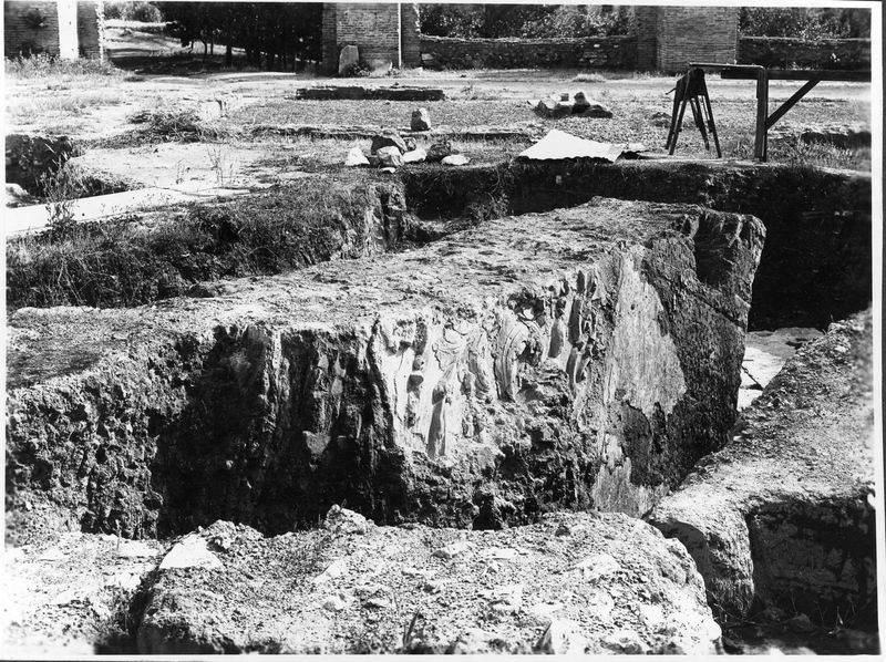 010561 - reperto - Foro Romano, Basilica di Massenzio, blocco della volta con decorazioni a stucco; neg. serie E, n. 1235