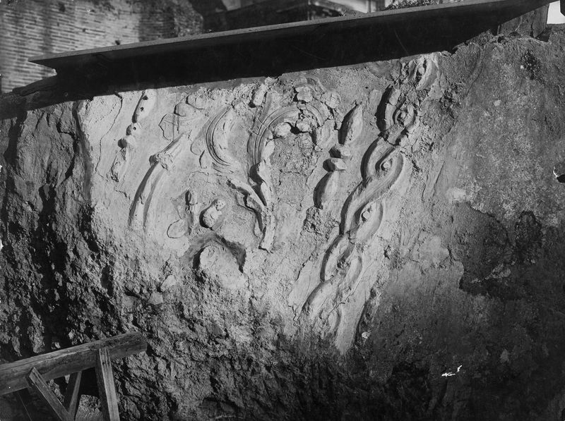 010562 - reperto - Foro Romano, Basilica di Massenzio, blocco della volta con decorazioni a stucco; neg. serie E, n. 1239