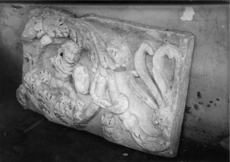 010566 - reperto - Foro Romano, decorazioni marmoree dalla Basilica di Massenzio, fotografate nel chiostro della Basilica di Santa Francesca Romana; FILM n. 1509