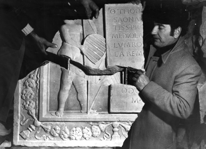 010581 - restauro - Foro Romano, Basilica di Massenzio, restauro della targa; FILM n. 899