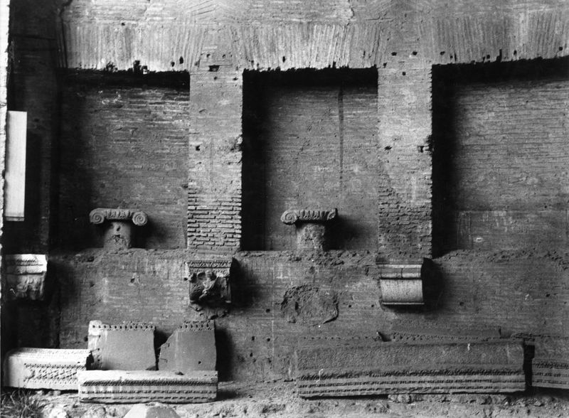 010586 - reperto - Foro Romano, Basilica di Massenzio, capitelli (prima del trasporto nel Antiquarium Forense) e altri frammenti di elementi architettonici (marzo 1991); FILM n. 2547