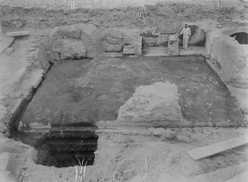 020743 - monumento - Foro Romano, Arco di Tiberio, platea di fondazione dopo lo scavo; neg. serie C, n. 132 (FILM n. 1493)