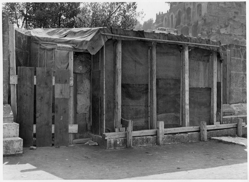 016044 - restauro - Foro Romano, Tempio del Divo Giulio, ara di Cesare, protezione antiaerea (foto Vasari); neg. serie F, n. 1767