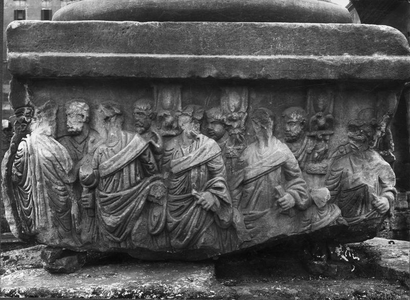 020678 - monumento - Foro Romano, Base dei Decennali,  lato est, personaggi del seguito imperiale; Ist. Arch. German. (1935) n. 356