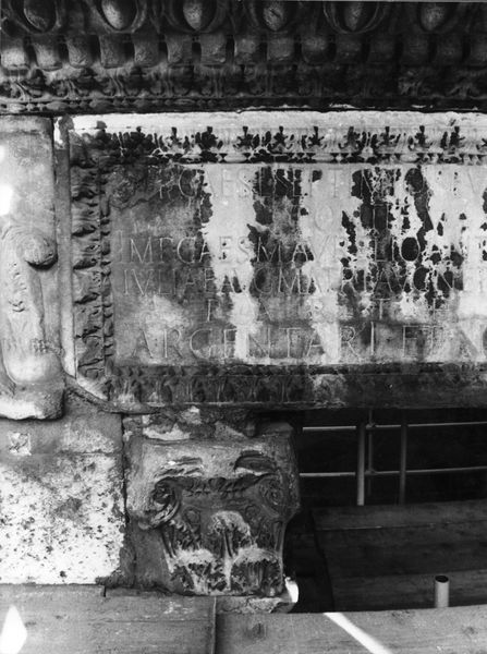 020860 - monumento - Foro Romano, Base dei Decennali,  lato est, personaggi del seguito imperiale, particolare dei personaggi; Ist. Arch. German. (1935) n. 367
