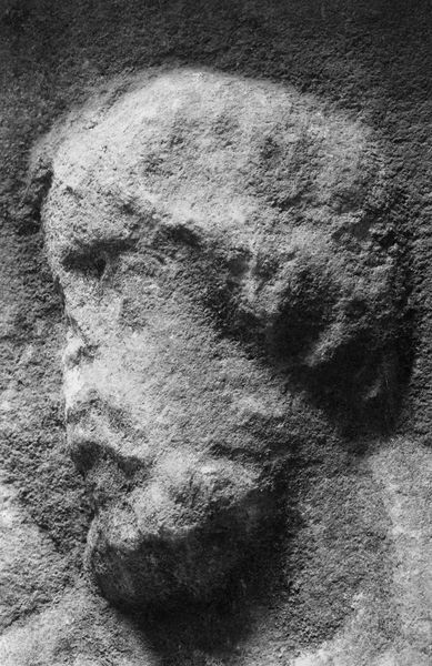 020674 - monumento - Foro Romano, Base dei Decennali, particolare del lato ovest, il viso del primo uomo da destra; Ist. Arch. German. (1935) n. 735
