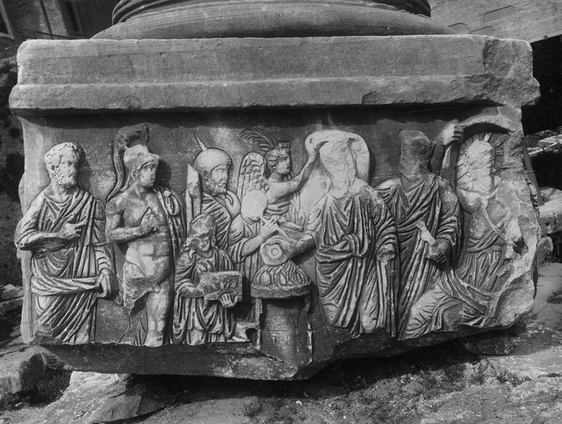 020689 - monumento - Foro Romano, Base dei Decennali, lato sud, con la scena del sacrificio (1935); Ist. Arch. Germ. n. 357