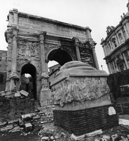 020703 - monumento - Foro Romano, Base dei Decennali, veduta generale con l'Arco di Settimino Severo, dopo il restauro; neg. serie 6x6, n. 18359