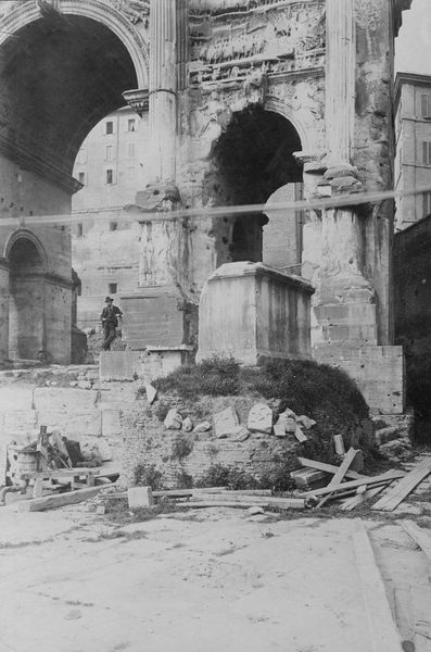 020665 - monumento - Foro Romano, Base di Costanzo II, veduta generale con, alle spalle, l'Arco di Settimio Severo; neg. serie F, n. 142 (FILM 1494)