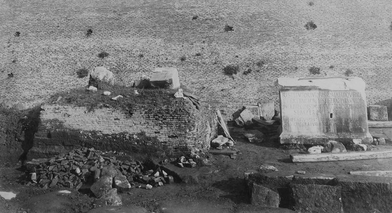 020663 - monumento - Foro Romano, Base di Costanzo II, posta da Nerazio Ceriale (353 d.C.), prima della sistemazione; neg. serie C, n. 68