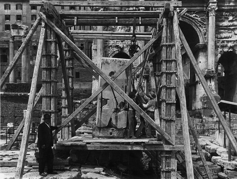 020669 - restauro - Foro Romano, Base di Stilicone, durante i lavori di sistemazione (1930 ca.); neg. serie E n. 1804