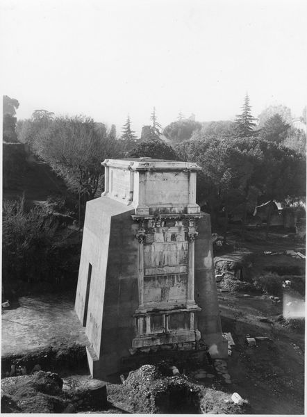 015999 - restauro - Foro Romano, Arco di Tito, protezione antiaerea, il monumento visto da nord (foto Reale); senza negativo