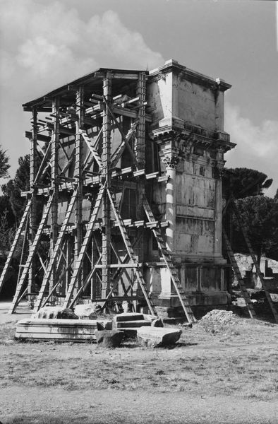 015992 - restauro - Foro Romano, Arco di Tito, protezione antiaerea, il versante est; neg. serie F, n. 1782