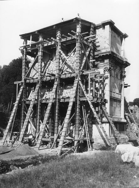 015995 - restauro - Foro Romano, Arco di Tito, protezione antiaerea, il versante est (foto Reale); senza negativo