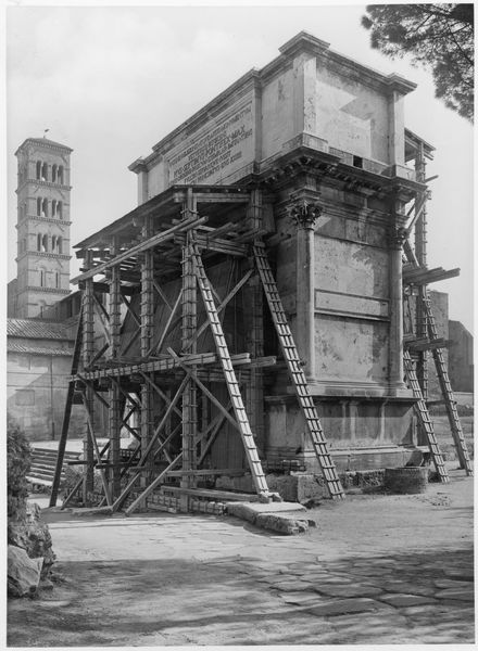 015989 - restauro - Foro Romano, Arco di Tito, protezione antiaerea, il versante ovest e in secondo piano a sinistra il campanile di S. Francesca Romana (foto Vasari); senza negativo
