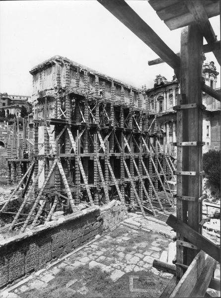 016011 - restauro - Foro Romano, Arco di Settimio Severo, il versante est, protezione antiaerea (foto Reale); senza negativo