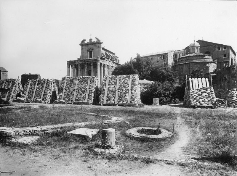 016017 - restauro - Foro Romano, Casa delle Vestali con, in secondo piano, i Templi di Antonino e Faustina e di Romolo, protezione antiaerea (foto Reale); senza negativo