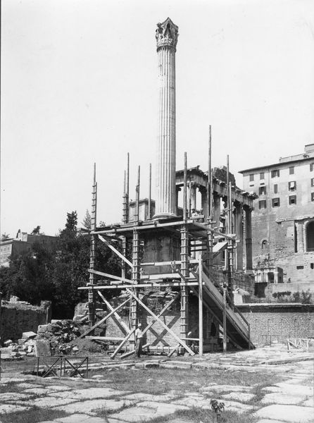 016021 - restauro - Foro Romano, la Colonna di Foca, protezione antiaerea (foto Reale); senza negativo
